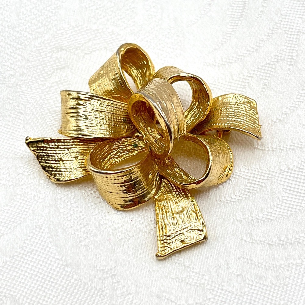 Vintage Chunky Retro Gold Tone Ribbon Bow Holiday Gift Present Brooch Pin